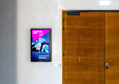 Afficheur Slim 32'' COTEP - gamme indoor (Maison de la Radio, Paris)