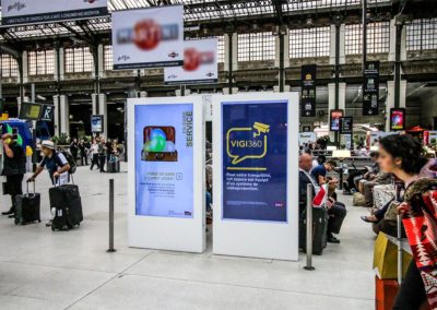 Borne dynamique 70'' COTEP - gamme indoor (Gare de Lyon SNCF, Paris)