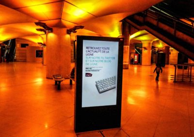 Borne dynamique 55'' COTEP - gamme indoor (Gare SNCF Bibliothèque Franáois Mitterand, Paris)