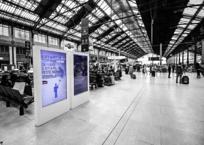 EN Borne dynamique 70'' COTEP - gamme indoor (Gare de Lyon SNCF, Paris)