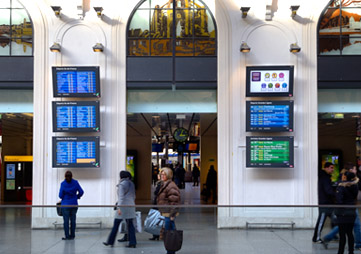 écrans d'informations voyageurs gare Paris Saint Lazare