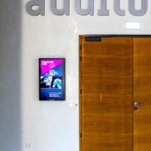 Afficheur Slim 32'' COTEP - gamme indoor (Maison de la Radio, Paris)