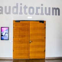 Afficheur Slim 32'' COTEP - gamme indoor (Maison de la Radio, Paris)