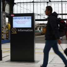 Borne interactive 32'' totem COTEP - gamme indoor (Gare d'Austerlitz SNCF, Paris)