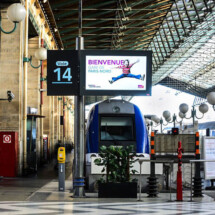afficheur TFT extérieur COTEP installé sur mât en tête de quai