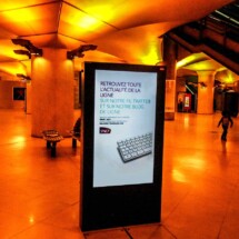 Borne dynamique 55'' COTEP - gamme indoor (Gare SNCF Bibliothèque François Mitterand, Paris)