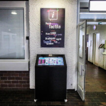 Borne interactive 32'' pupitre COTEP - gamme indoor (ESSEC Business School, Campus Cergy)