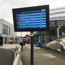 Afficheur TFT 70'' COTEP - gamme outdoor (Gare routière SNCF - Rennes)
