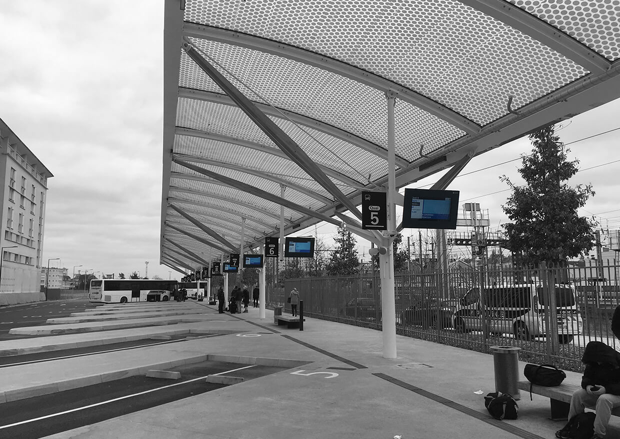 Borne dynamique 70'' COTEP - gamme indoor (Gare de Lyon SNCF, Paris)